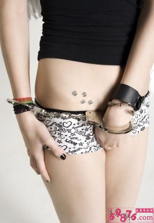 手铐美女小腹脚印纹身