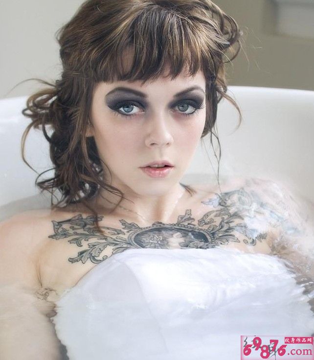 浴缸美女性感经典秀胸前纹身图片图片