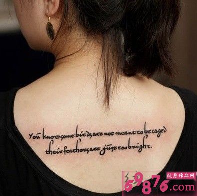 背部梵文文字纹身图片