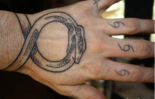 手背上蛇图腾纹身图片