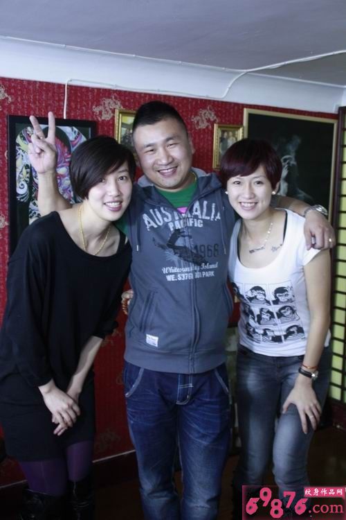 美女与纹身师的合照