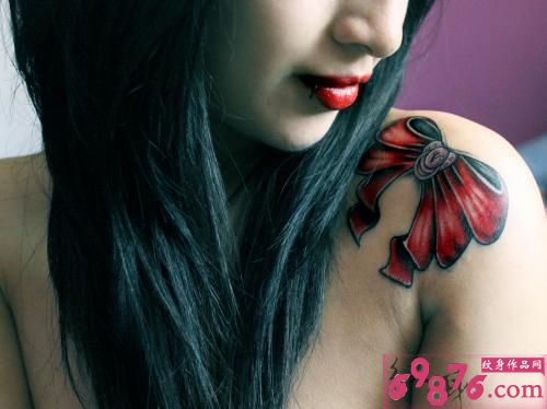 妖艳美女肩部蝴蝶结纹身