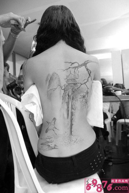 女生背部黑白中国风风景纹身