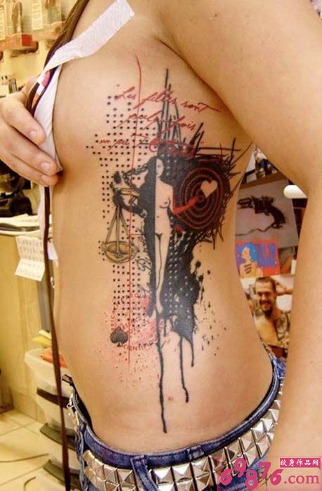 女生个性人体天平纹身