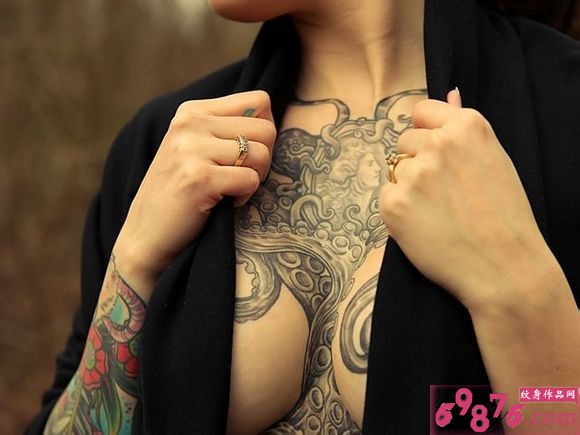 女生胸前性感图腾纹身图片