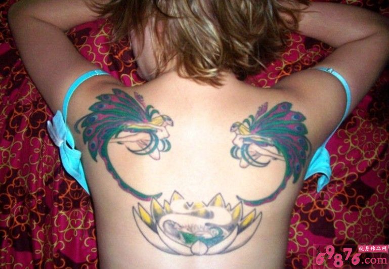 女生背部时尚好看的孔雀天使纹身图片图片