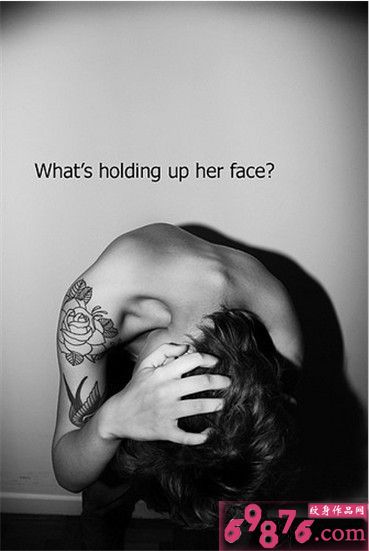 男人手臂颓废玫瑰纹身