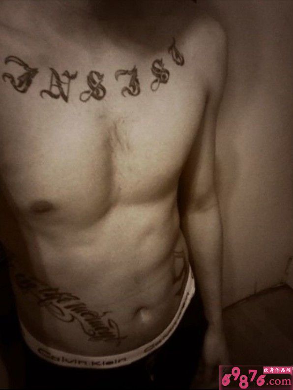 男人胸前个性英文纹身