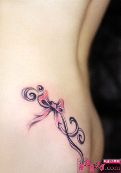 女生臀部个性蝴蝶结纹身