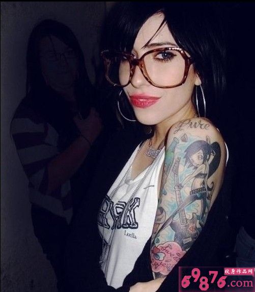 时尚潮女手臂个性纹身