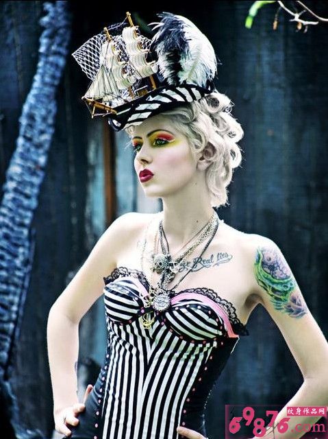 欧美潮女个性英文与手臂纹身