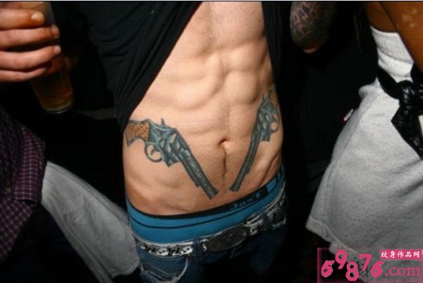 男人腹肌个性时尚好看的手枪纹身图片