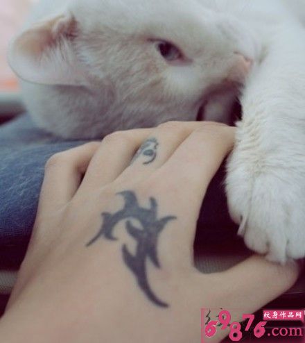 女生手背图腾纹身图片