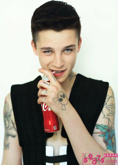 男人手背时尚骷髅纹身