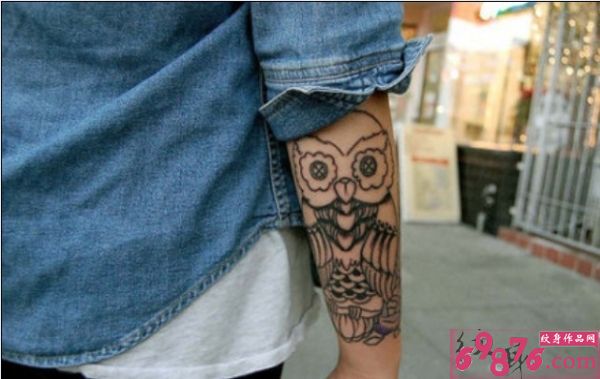男生手臂个性猫头鹰图腾纹身