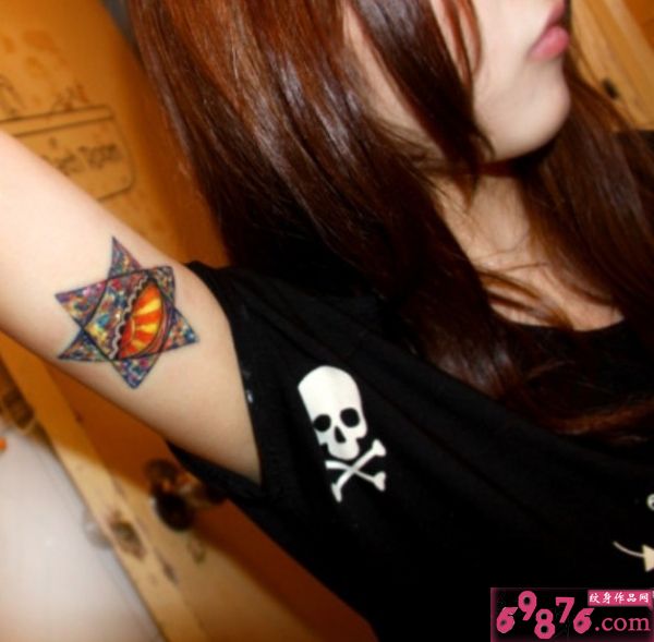 手臂上彩色图腾纹身图片