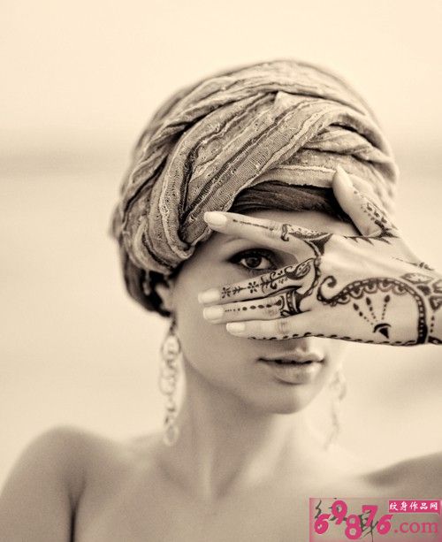 欧美女生手背时尚图腾纹身图片