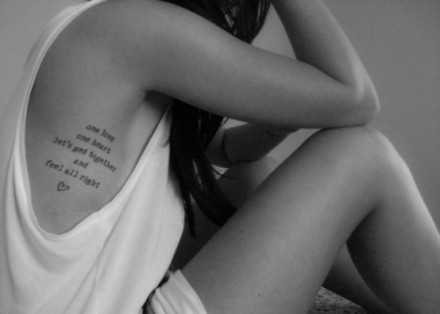 女生腰上唯美英文纹身