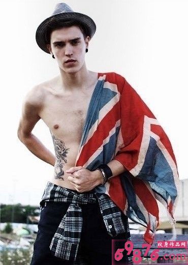 欧美男生腰部个性图腾纹身