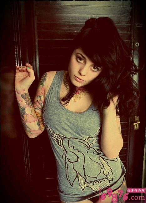 欧美女生个性时尚纹身