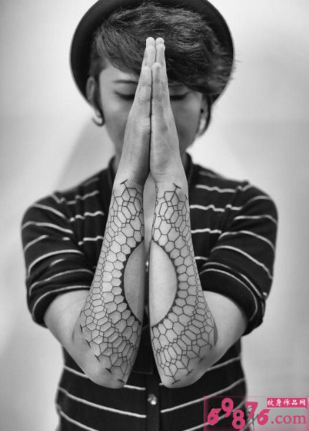 男生手臂另类图腾纹身图片