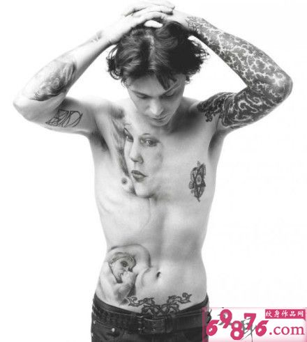 欧美男生身上黑白抽象纹身