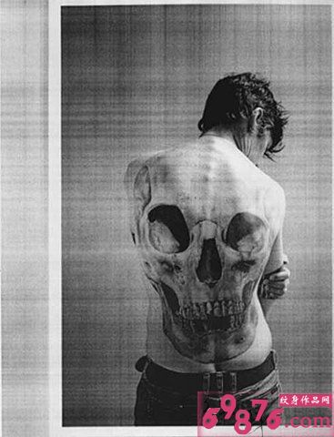 男生背上个性创意骷髅头纹身