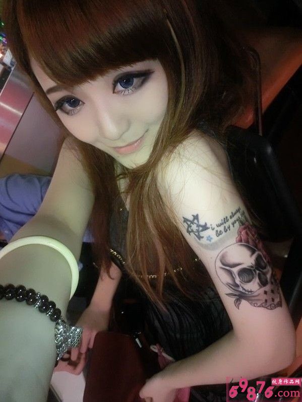 美女手臂骷髅玫瑰纹身