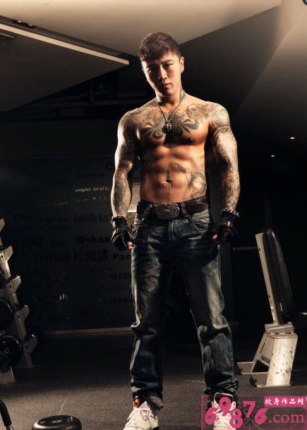 男人身上狂野个性刺青图片