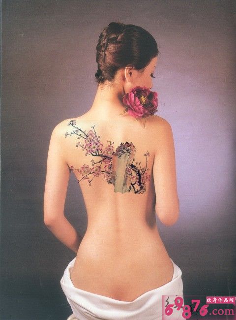 美背唯美彩绘梅花纹身图片