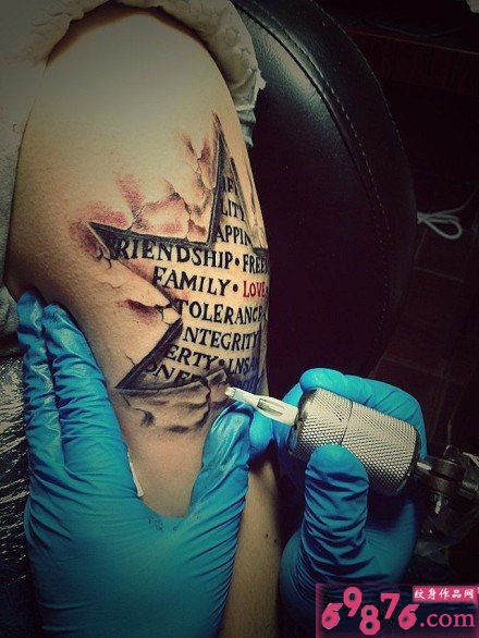 手臂撕皮个性五角星字母纹身现场