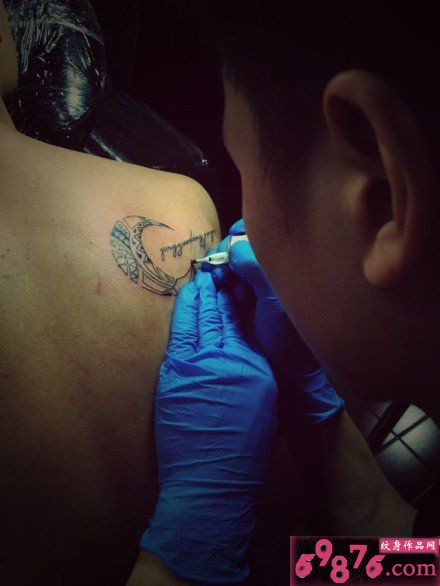 背部月亮图腾纹身制作现场图片