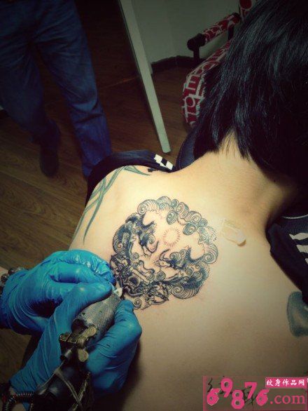 后背个性霸气唐狮子纹身过程