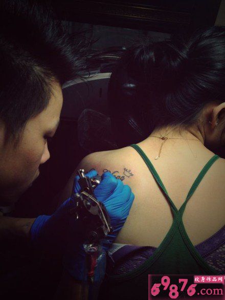 背上个性皇冠字母纹身制作现场