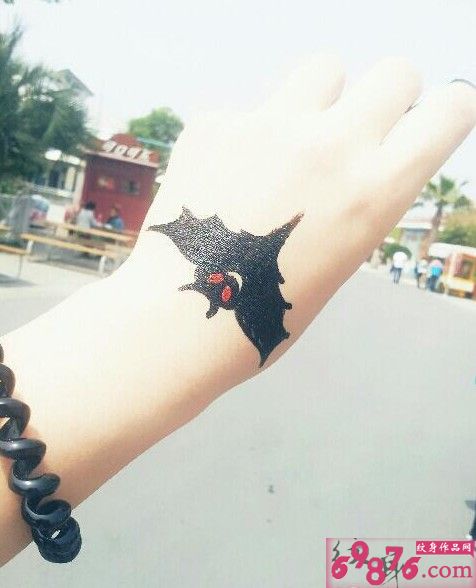 手背个性另类蝙蝠纹身