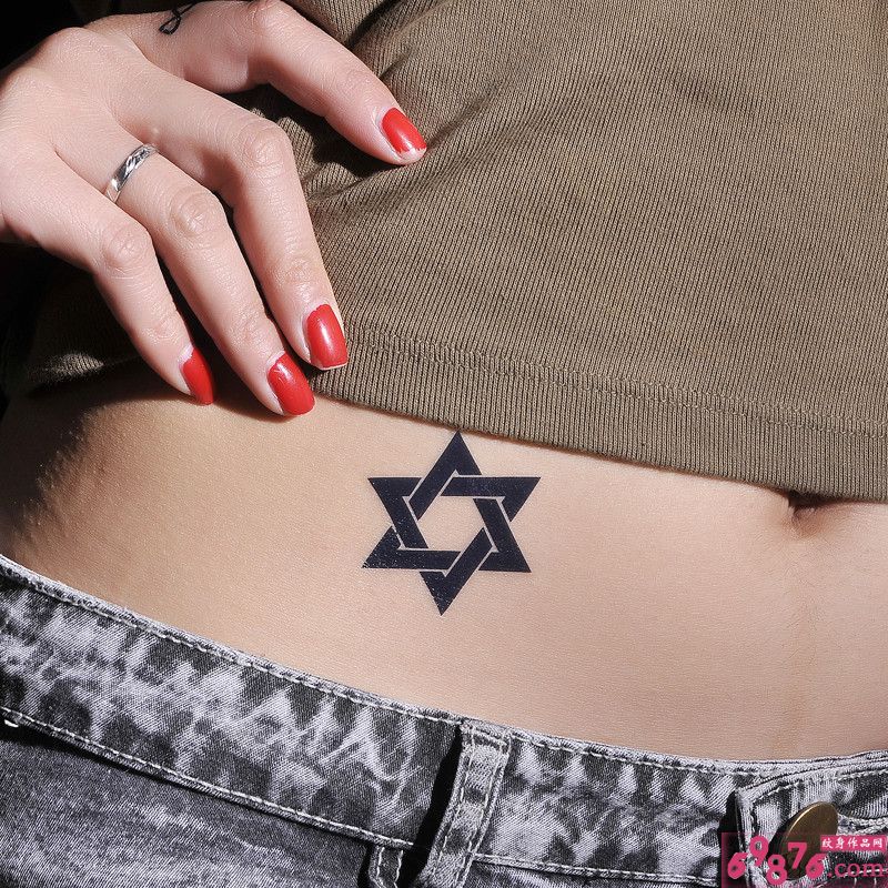 腰部性感五角星图腾纹身图片