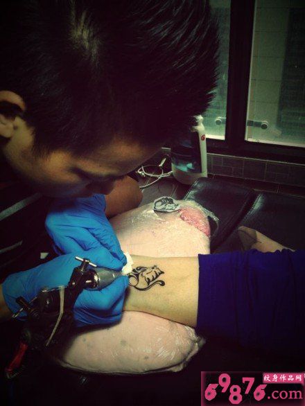 脚踝可爱猫咪纹身制作过程