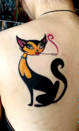 后背个性抽烟猫咪纹身图片