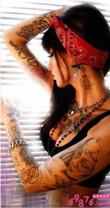 美女身上个性时尚纹身