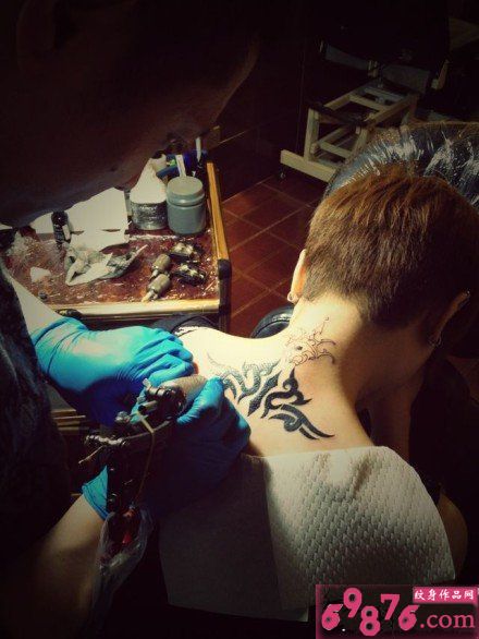 美女颈部图腾纹身现场图片