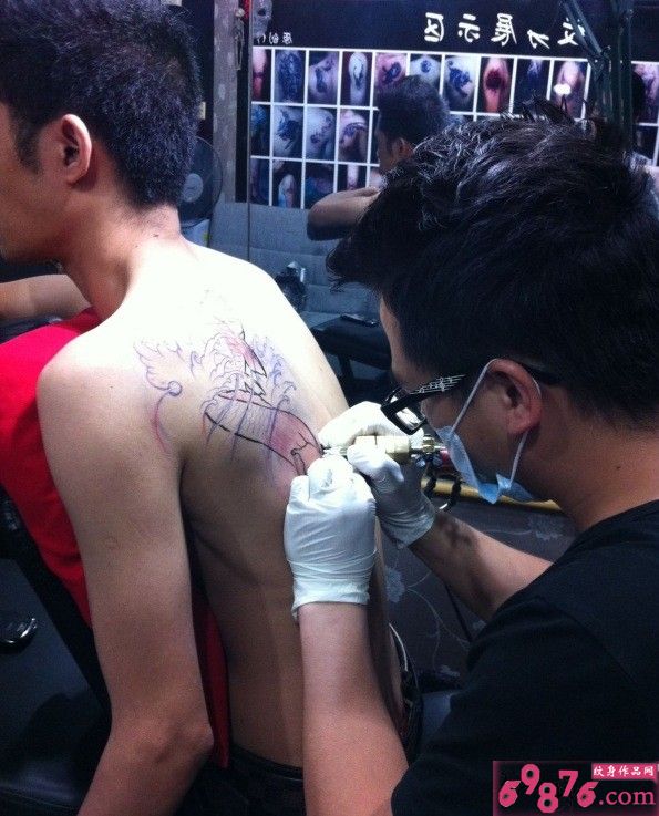 个性鲤鱼纹身进行中