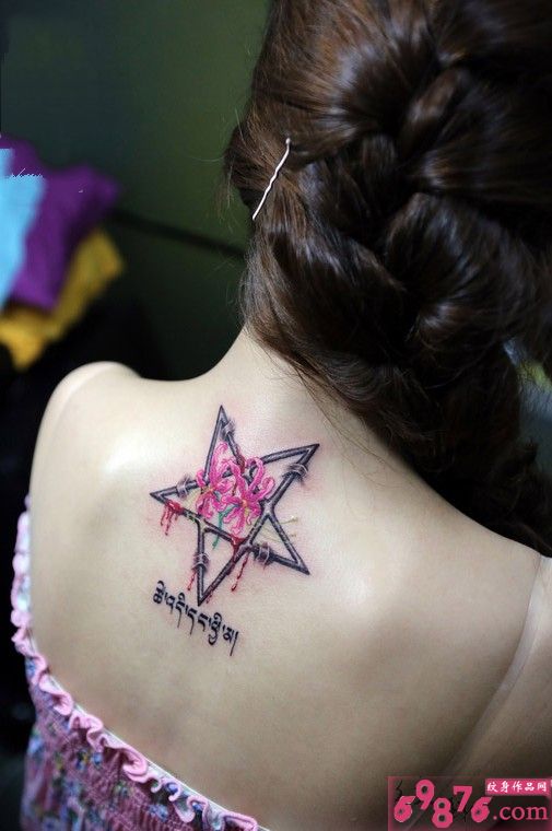 美女个性星星梵文时尚纹身