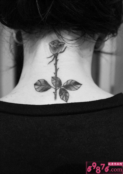 女生后颈黑白玫瑰唯美纹身