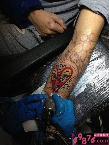 手臂个性孙悟空纹身图案过程