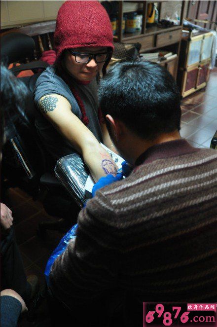 手臂时尚个性耳机纹身图案制作缩略频道推荐图