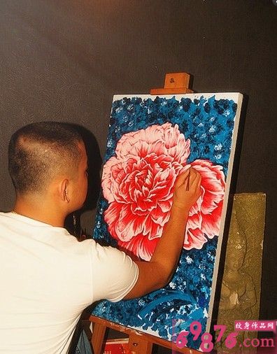 纹身师创作时尚花纹身手稿