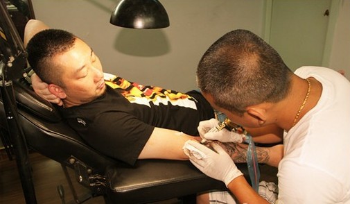 纹身师手臂纹身图案制作过程