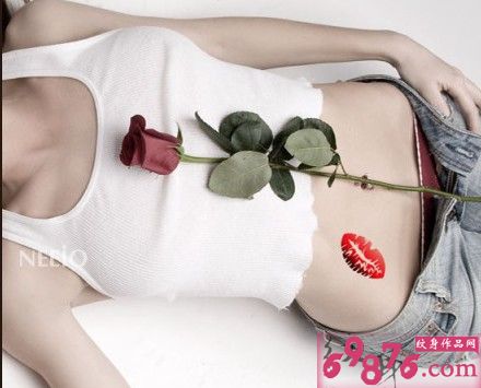 女生腹部个性红唇时尚纹身