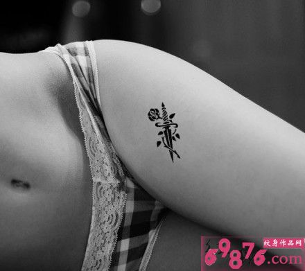 美腿时尚黑白玫瑰刺青