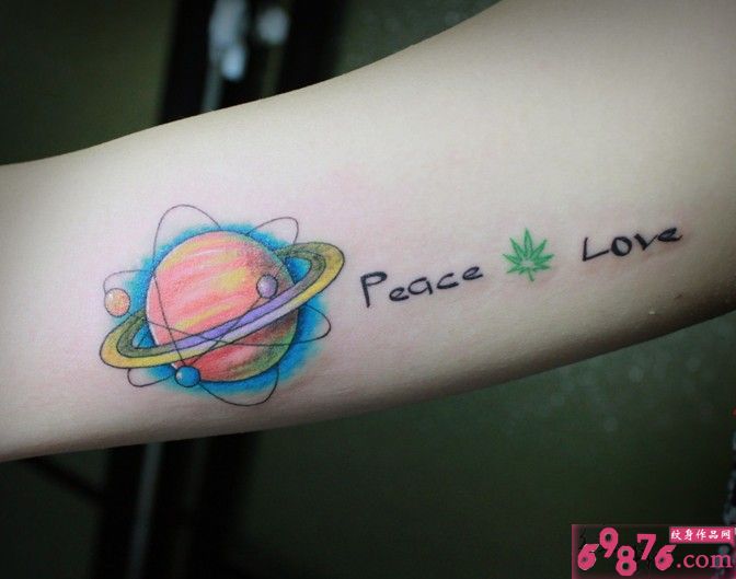 个性彩色星球手臂刺青